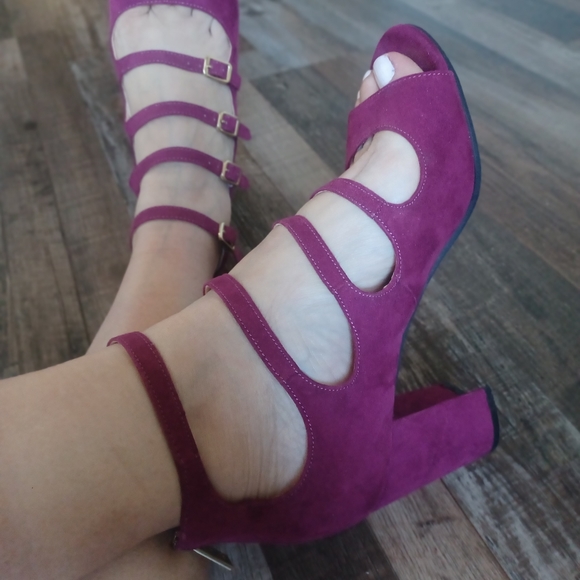CLOSE-OUT SALE: 6.5 Beautiful Unisa Suede Heels - Picture 5 of 9